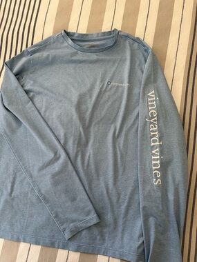 Vineyard Vines Men's Long-Sleeve Tee in Dusty Blue with Sleeve Logo